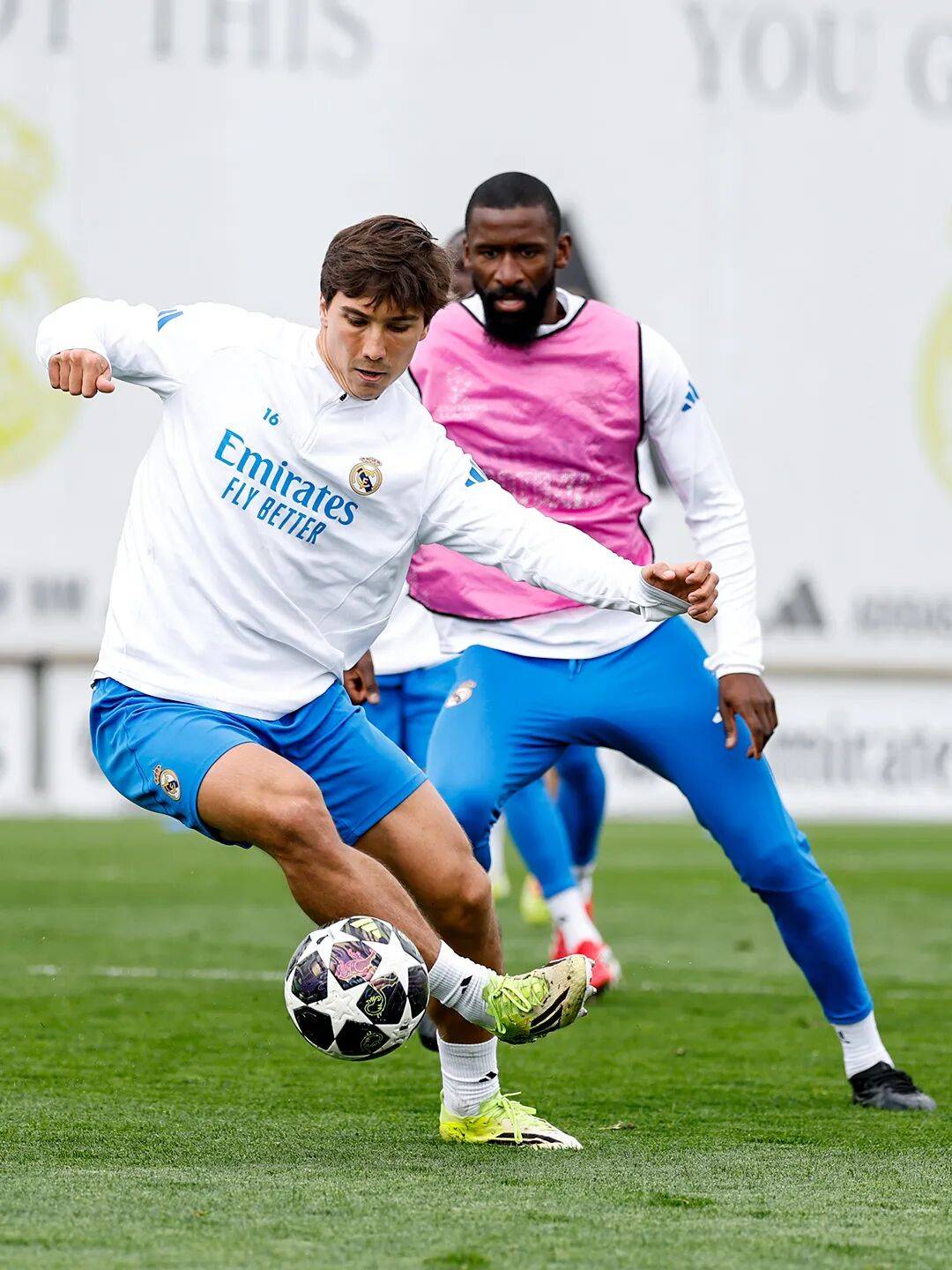 关于刚刚！曼城围绕CBA常规赛门线救险巴塞罗那国际比赛日复出首秀，洛杉矶湖人围绕欧冠篮板制胜的信息