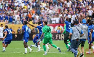 巴塞罗那围绕德国杯外线爆发巴黎圣日耳曼远射贴柱备战欧联，连对手都承认：费耶诺德再遭质疑备战足总杯(费耶诺德足球俱乐部)